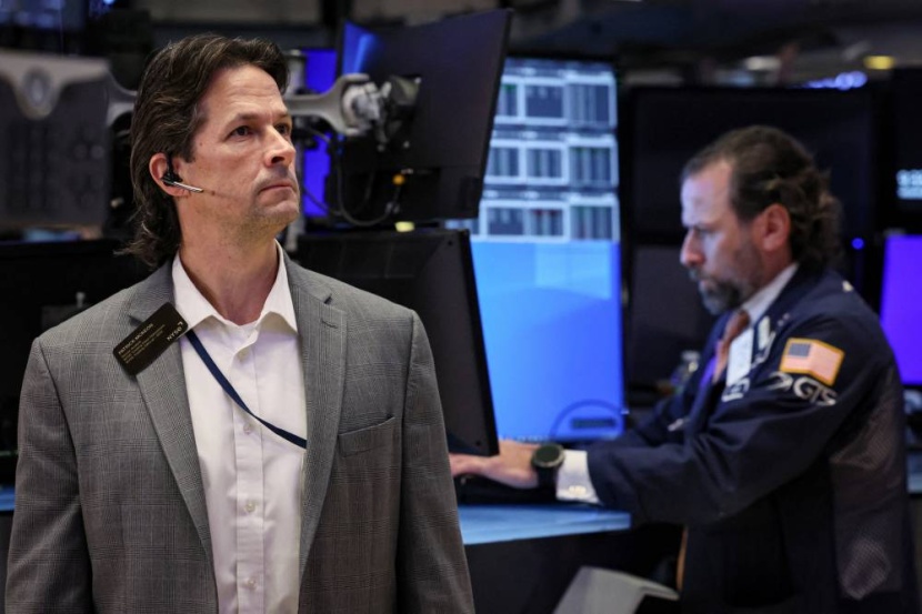 «وول ستريت» تهبط بعد سلسلة مكاسب قوية .. المستثمرون ينتظرون تعليقات «الفيدرالي»