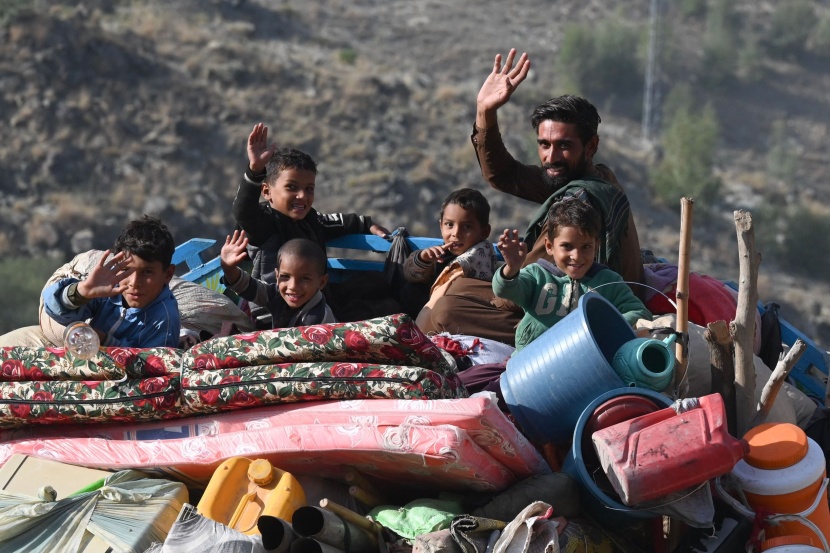 بعد إنذار 1.7 مليون شخص .. أكثر من 165 ألف أفغاني يغادر باكستان