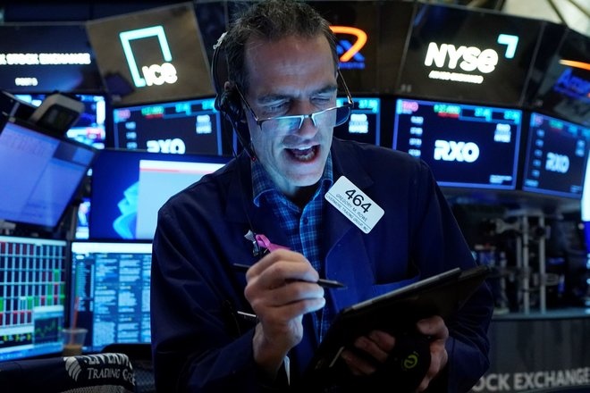 وول ستريت تغلق على ارتفاع مع انخفاض عوائد سندات الخزانة بعد بيانات ضعيفة للوظائف