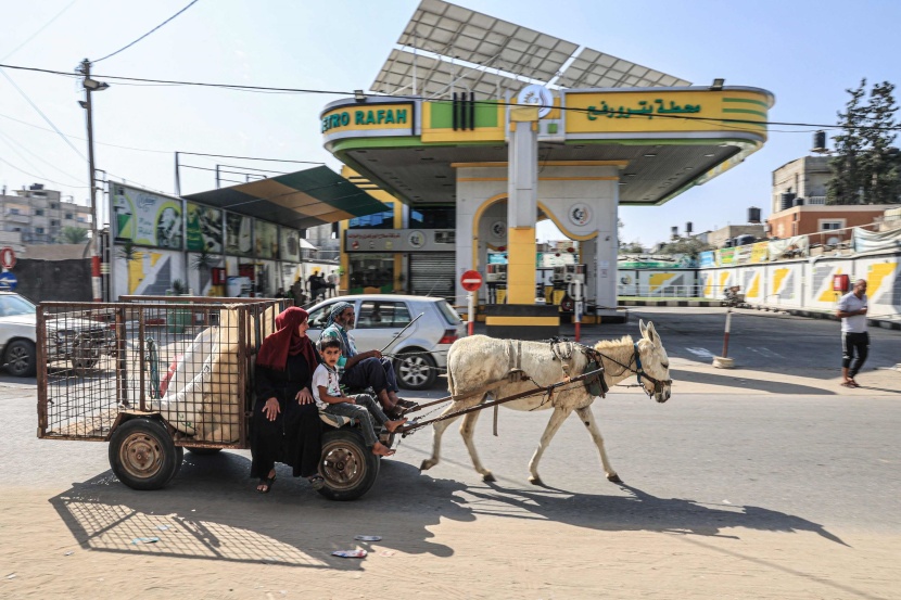 سكان غزة المحاصرون يواجهون القصف الإسرائيلي وشظف العيش