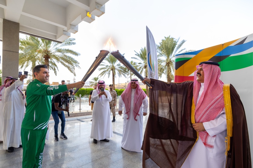 أمير حائل يتسلم شعلة دورة الألعاب السعودية من الفايز 