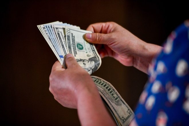 الدولار يتراجع بضغط من تقييم احتمالات خفض الفائدة 