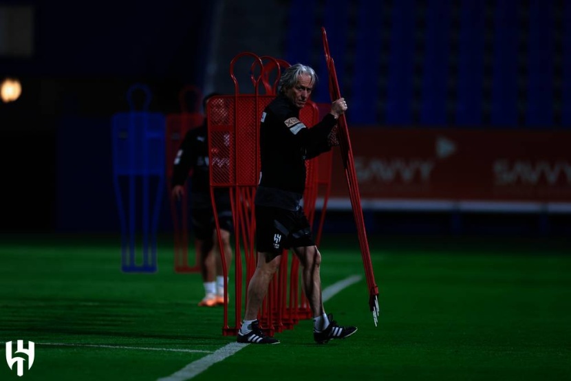 الهلال .. التكتيك في المناورة