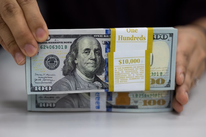 الدولار يتراجع بعد إشارات المركزي الأمريكي حول خفض الفائدة العام المقبل  