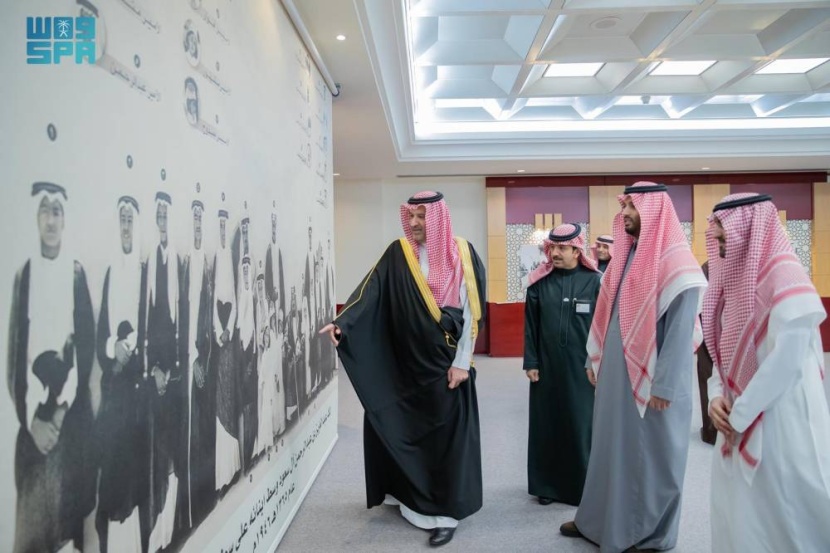 الأمير فيصل بن سلمان يتفقد مكتبة الملك فهد الوطنية بالرياض