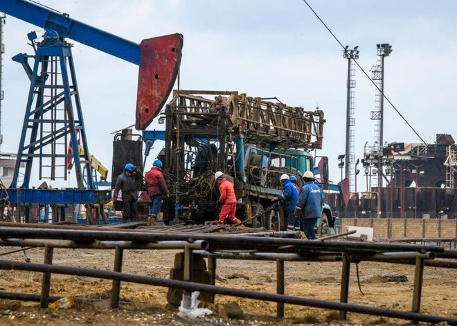 النفط يواصل مكاسبه الأسبوعية مرتفعا 1% مع استمرار التوتر في البحر الأحمر 