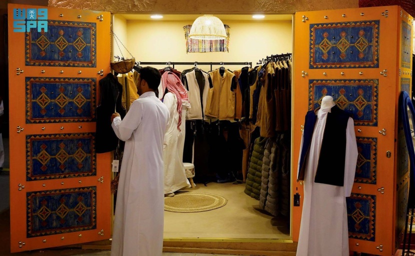 الأزياء الشتوية تتصدر المشهد في سوق الأولين