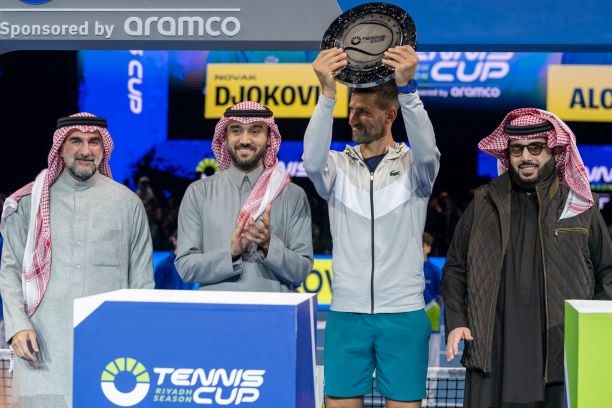 تتويج ألكاراز بكأس موسم الرياض للتنس بعد تغلبه على نوفاك ديوكوفيتش المصنف الأول عالميا
