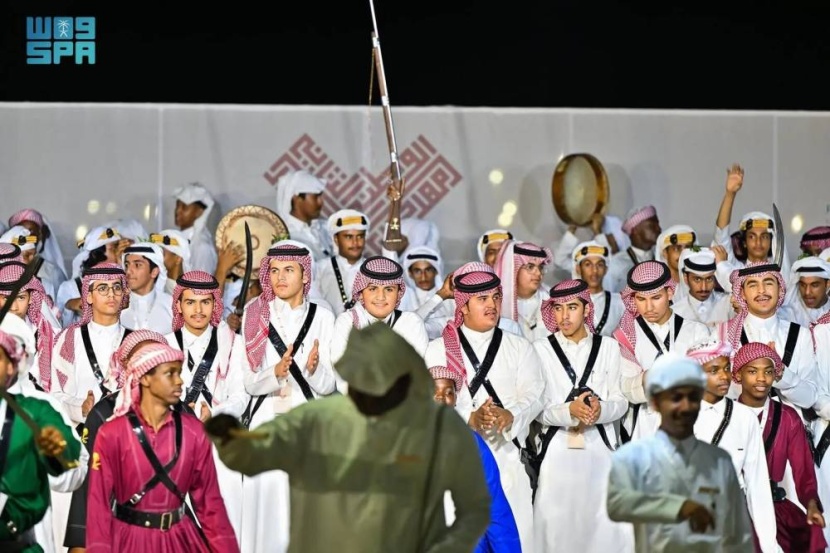 انطلق أمس الأول في قرية جازان التراثية، المهرجان الثاني للفلكلور الوطني للطلاب بمشاركة تسع إدارات تعليمية، ويعد المهرجان تظاهرة ثقافية تراثية لتعزيز الموروث الشعبي بين الطلاب. مهرجان الفلكلور