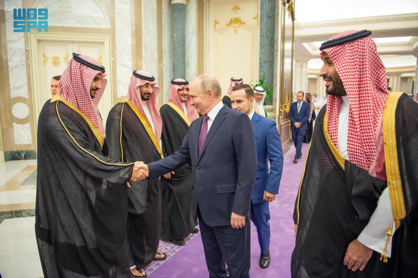 ولي العهد يستقبل الرئيس الروسي ويعقدان اجتماعا في قصر اليمامة بالرياض