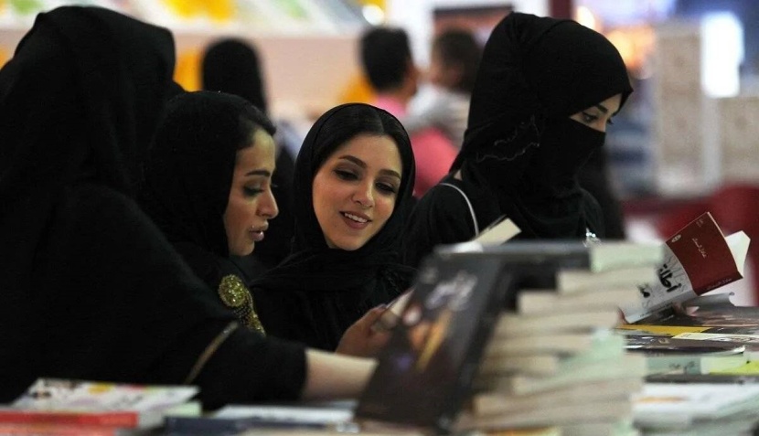 «مرافئ الثقافة» تشع من معرض جدة للكتاب في أول أيامه