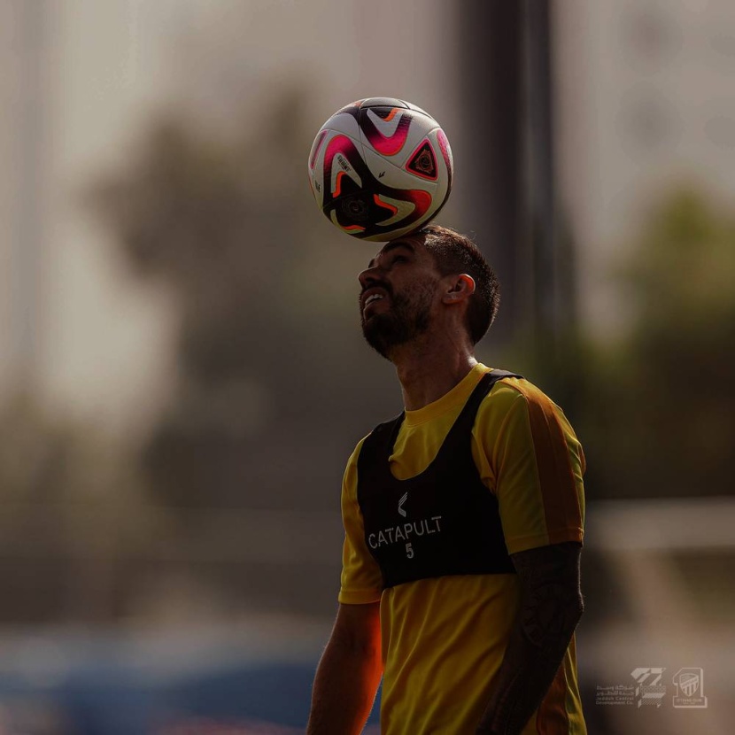 البرازيلي إيجور كورونادو لاعب فريق الاتحاد لكرة القدم يثبت الكرة على الرأس خلال معسكر في دبي الذي يمتد 17 يوما، تتخلله مواجهتان تجريبيتان، الأولى في ال 24 من يناير والثانية في ال 28 ، قبل أن يعود إلى جدة 30 يناير. مركز الاتحاد الإعلامي على الرأس