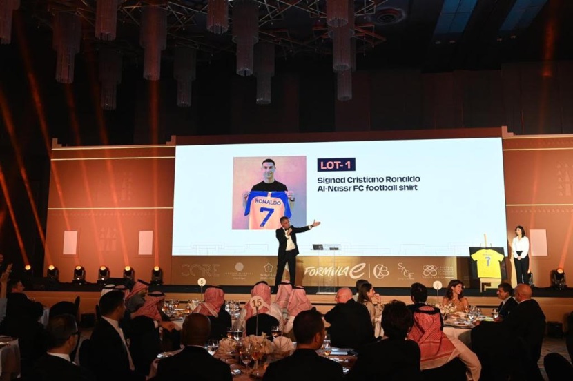 سيدة أعمال تشتري قميص " كريستيانو " بـ 120 ألف دولار من المزاد الخيري لجمعية أسر التوحد