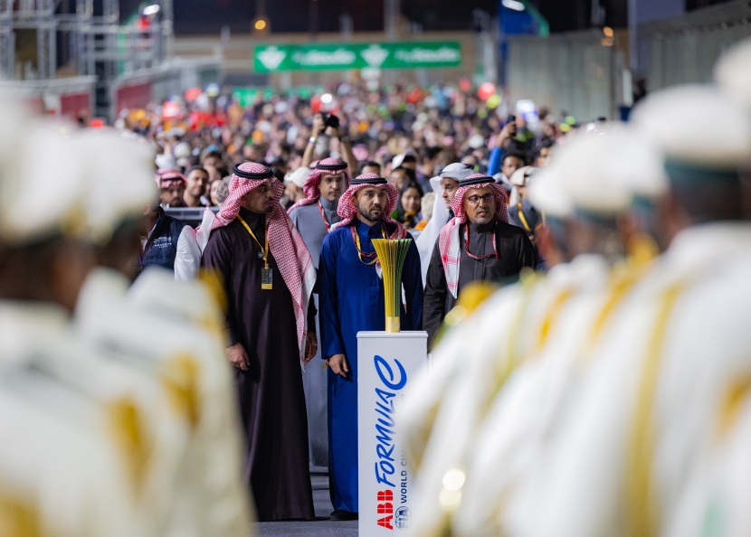 وزير الرياضة يتوج "نك كاسيدي" بالمركز الأول من سباق فورمولا إي الدرعية 2024