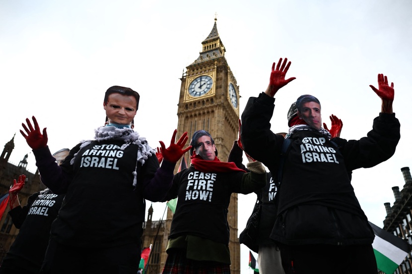 متظاهرون مؤيدون لفلسطين يغلقون جسرا أمام البرلمان البريطاني