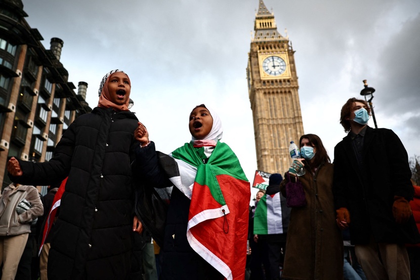 متظاهرون مؤيدون لفلسطين يغلقون جسرا أمام البرلمان البريطاني