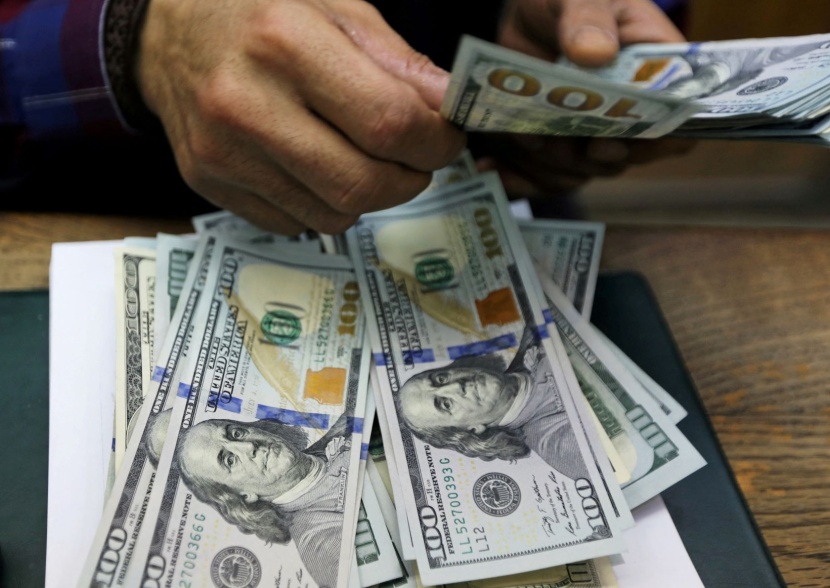 الدولار يستقر مع تصريحات حول التضخم والين يرتفع رغم انكماش اقتصاد اليابان 