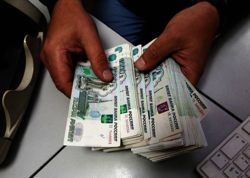 تراجع سعر صرف الروبل الروسي أمام اليورو والدولار واليوان