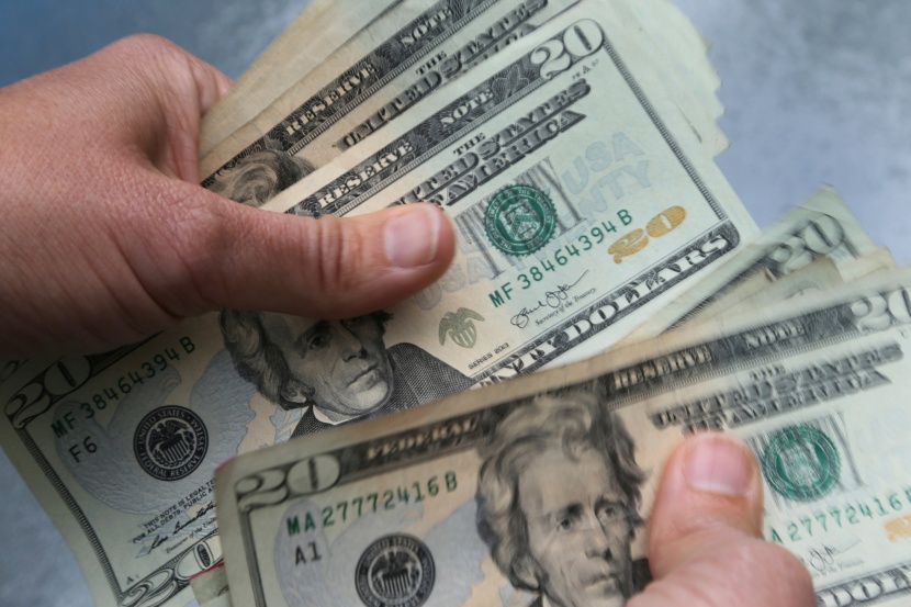  الدولار يستقر وسط ترقب لقراءات عدد من مؤشرات مديري المشتريات 