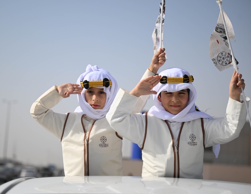 السعوديون يعيدون الرياض للماضي بالأزياء التاريخية والأهازيج احتفاء بـ"يوم التأسيس"    