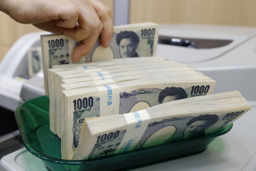 الين الياباني يتراجع إلى مستويات متدنية جديدة أمام اليورو والدولار والإسترليني