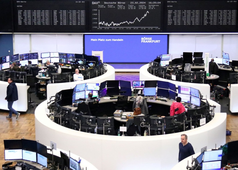 الأسهم الأوروبية تتراجع مع فقدان السلع الأولية المقومة بالدولار جاذبيتها 