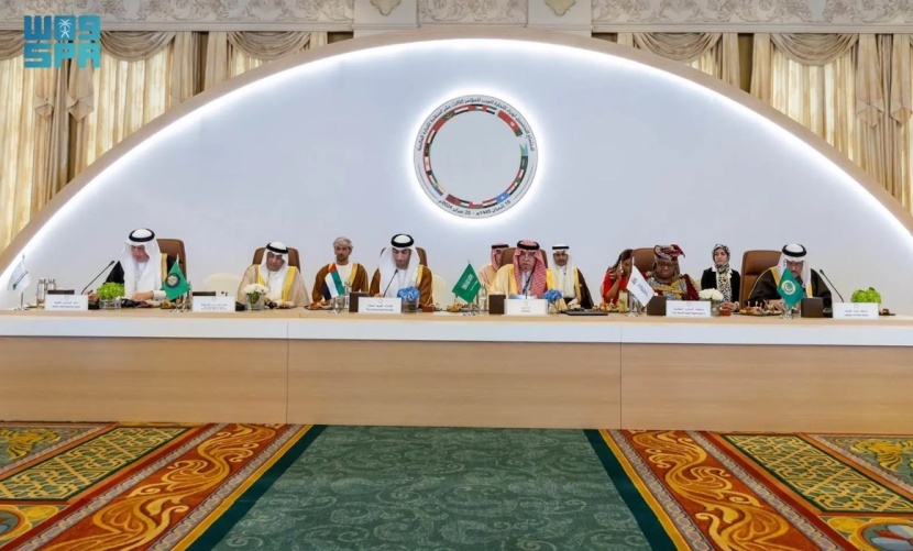 مصدر مسؤول ينفي المزاعم المتداولة على منصات التواصل الاجتماعي بانعقاد لقاء بين وزير التجارة وأحد مسؤولي الاحتلال الإسرائيلي