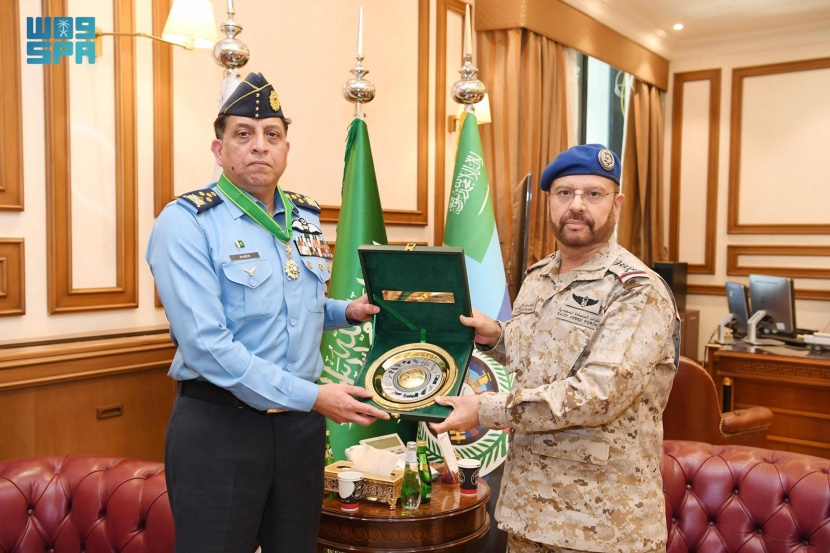خادم الحرمين يوافق على منح رئيس أركان القوات الجوية الباكستانية وسام الملك عبدالعزيز من الدرجة الممتازة