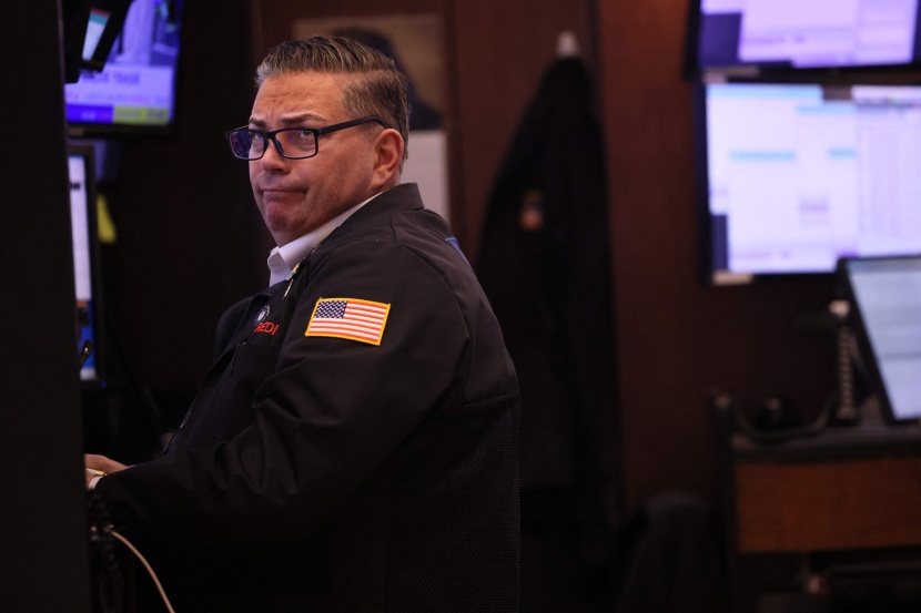 الأسهم الأمريكية تتراجع متأثرة بإشارات رئيس "الفيدرالي" بخفض محدود في أسعار الفائدة خلال 2024