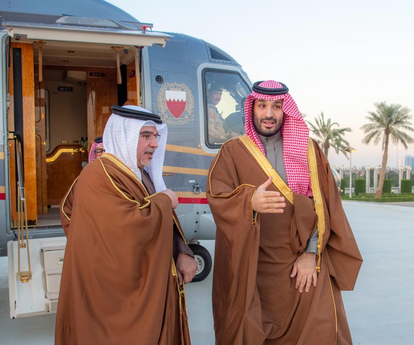 ولي العهد السعودي يستقبل ولي العهد البحريني لدى وصوله إلى الرياض