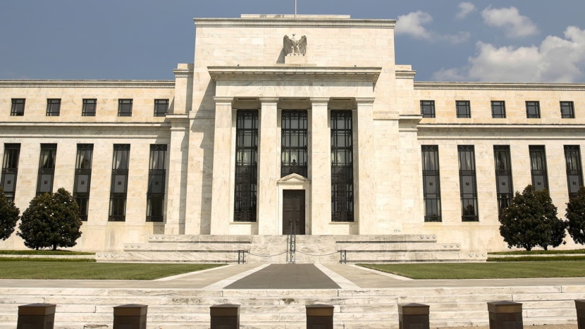 بنك "يوني كريديت" يتوقع خفض الفائدة الأوروبية قبل الأمريكية