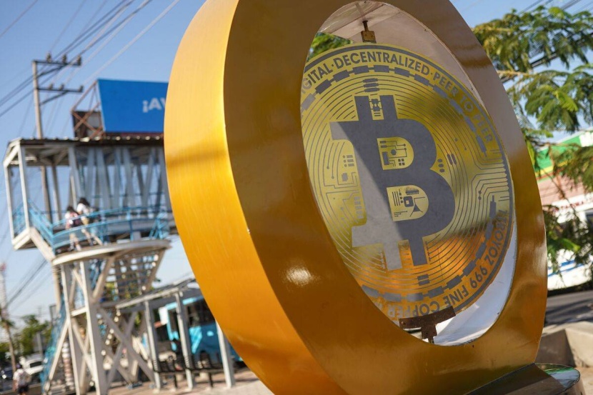 سعر بيتكوين يحوم حول أعلى مستوى على الإطلاق فوق 72 ألف دولار