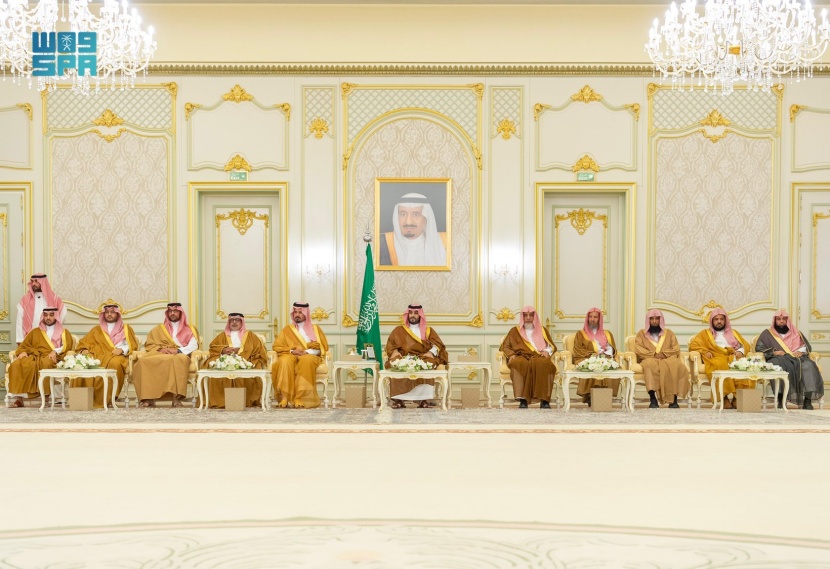 ولي العهد يستقبل أصحاب الفضيلة العلماء والمعالي وجمعا من المواطنين في قصر طيبة
