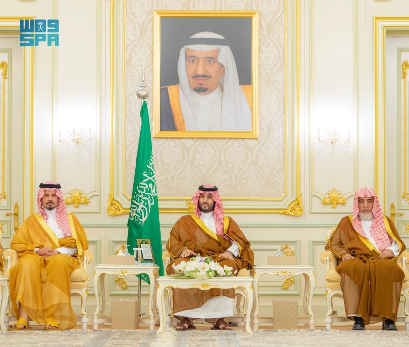ولي العهد يستقبل أصحاب الفضيلة العلماء والمعالي وجمعا من المواطنين في قصر طيبة