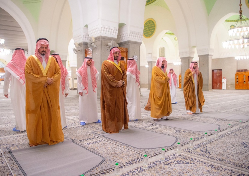 ولي العهد يزور المسجد النبوي ومسجد قباء