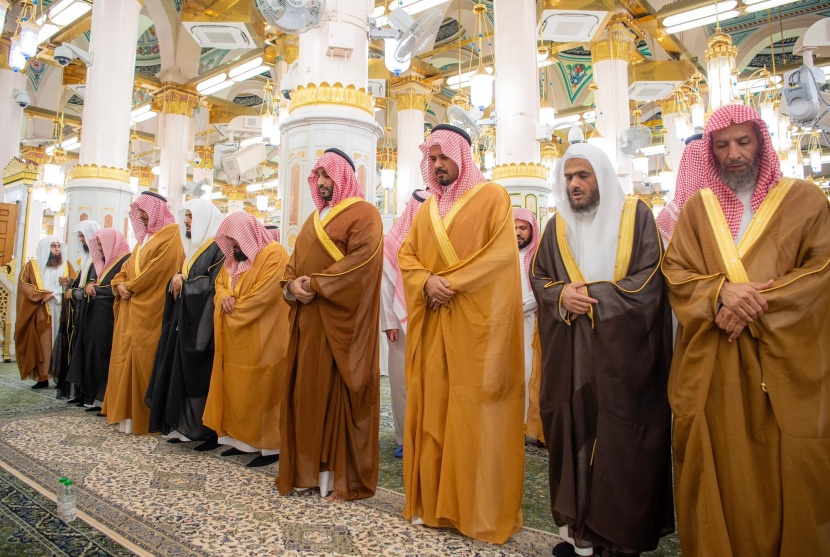 ولي العهد يزور المسجد النبوي ومسجد قباء