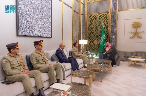 ولي العهد يستقبل قائد الجيش الباكستاني