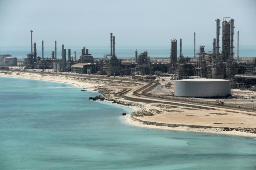 السعودية قد ترفع سعر البيع الرسمي للخام العربي الخفيف لآسيا في مايو