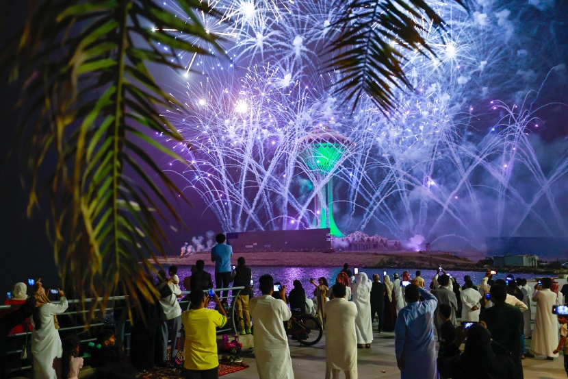 أهالي المنطقة الشرقية يحتفلون بالألعاب النارية في أول أيام العيد