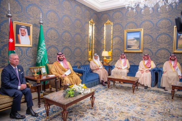 ولي العهد يلتقي الرئيس السوري وملك الأردن على هامش القمة العربية في البحرين