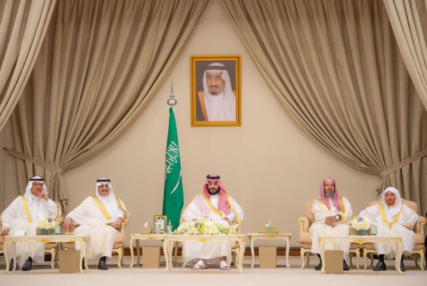 ولي العهد يستقبل في المنطقة الشرقية الأمراء والعلماء وجمعا من المواطنين
