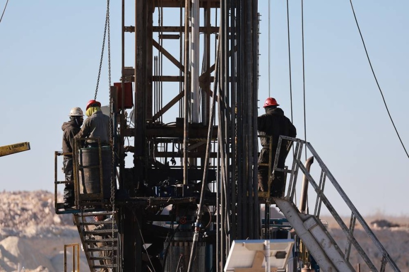 أكبر خسارة أسبوعية للنفط في 3 أشهر بعد تراجعه 7 % وسط بيانات أمريكية ضعيفة