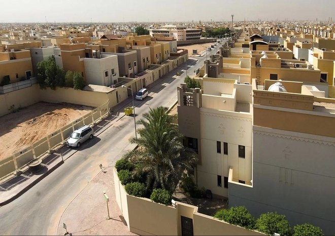 هيئة العقار السعودية ترصد 8990 إعلانا عقاريا مخالفا في الأماكن العامة خلال مايو 