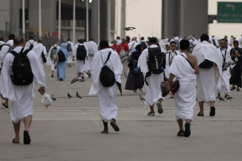 الحجاج يفدون إلى منى لقضاء يوم التروية