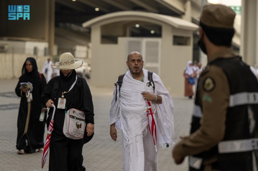 الحجاج يفدون إلى منى لقضاء يوم التروية