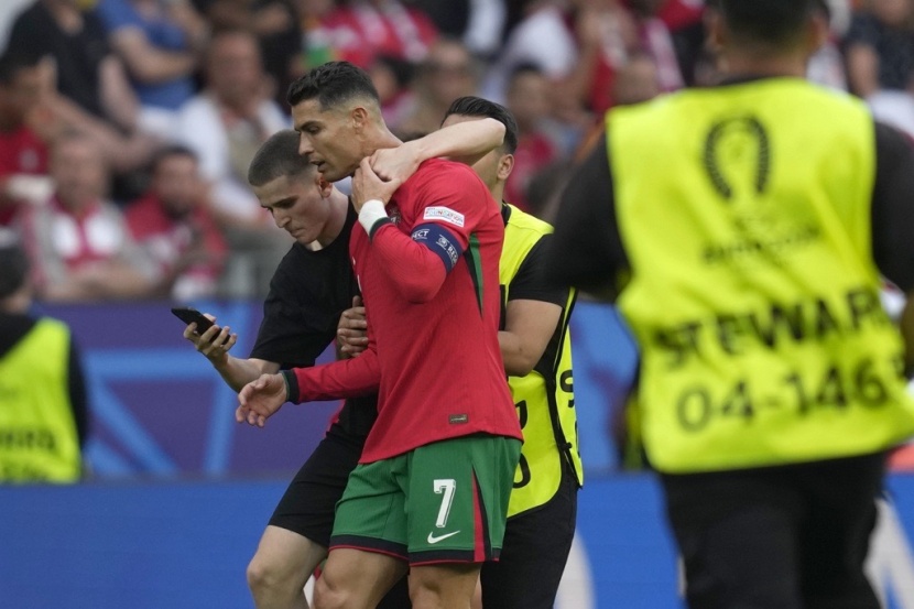 «يوفا» يعزز الأمن في «يورو 2024» لمنع «غزاة الملاعب» .. بحث عن «سيلفي» و«الثراء»