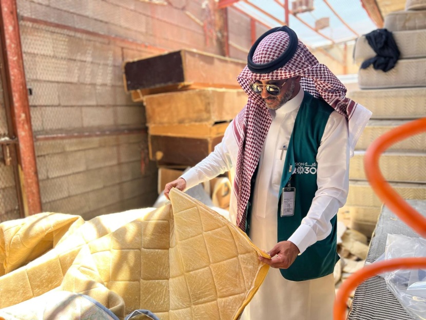 وزارة التجارة السعودية تضبط مستودع تصنيع مراتب تجمع من الحاويات في مكة