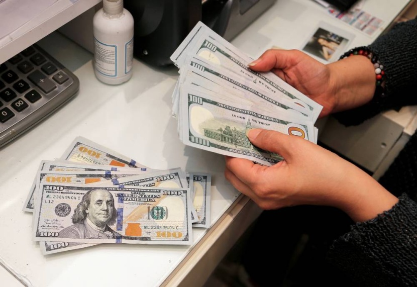 اليورو يصعد والين يكافح للابتعاد عن أدنى مستوى في 38 عاما