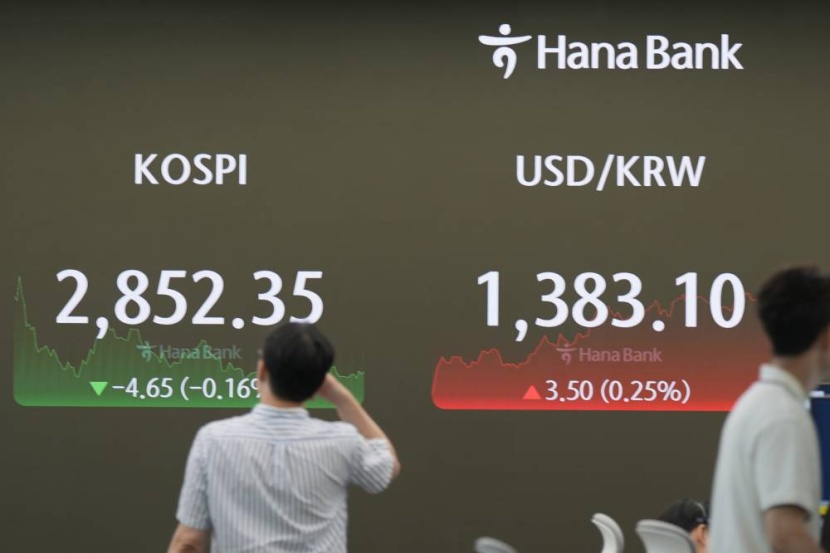 الدولار يرتفع والعملات المشفرة تقفز وسط تزايد احتمالات فوز ترمب