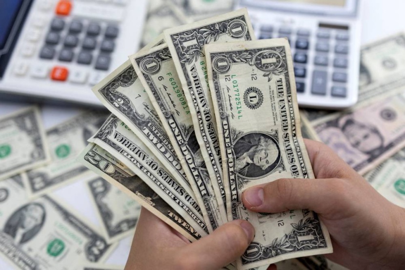 الدولار يتأرجح مع ترقب المتعاملين مسار خفض الفائدة في سبتمبر
